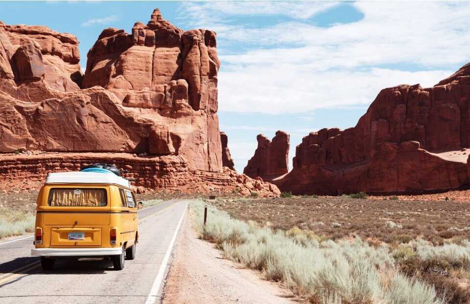 Kombi amarela na estrada sozinha