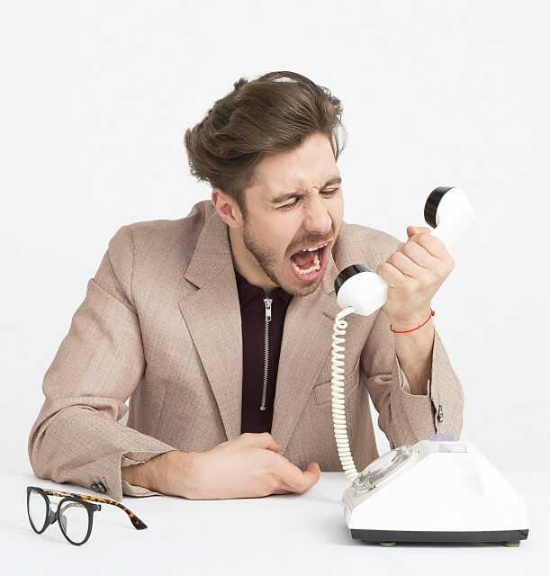 Homem gritanfo no telefone