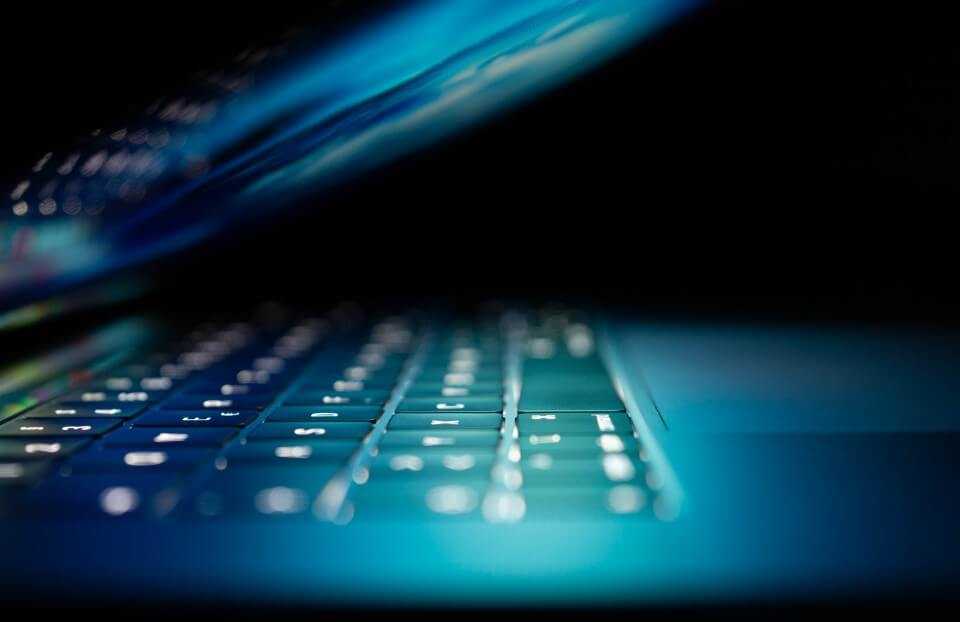 Laptop quase fechado simulando segurança